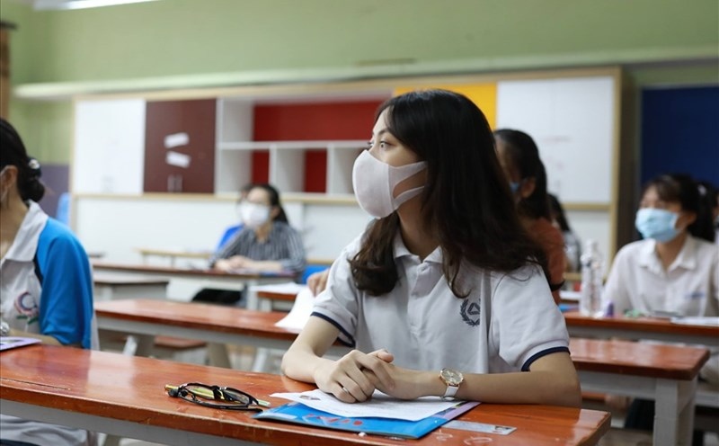 Mộng thấy đi thi được nhắc bài ý muốn nói rằng thường hay được người khác giúp